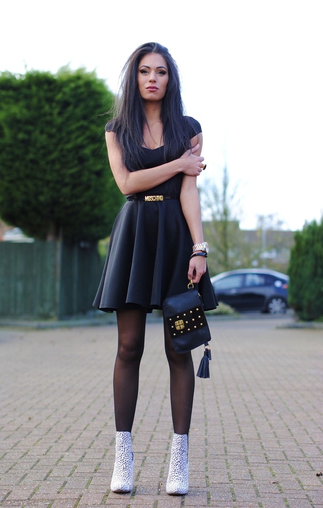 Черное платье черные колготки и белые кроссовки